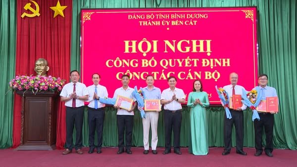 Bến Cát công bố quyết định cán bộ