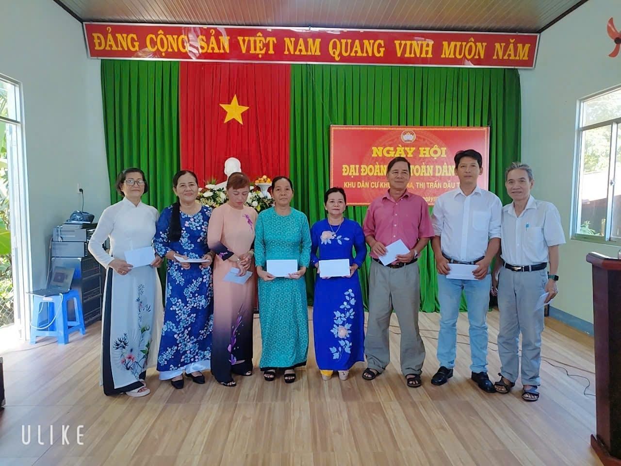 Có thể là hình ảnh về 8 người và văn bản