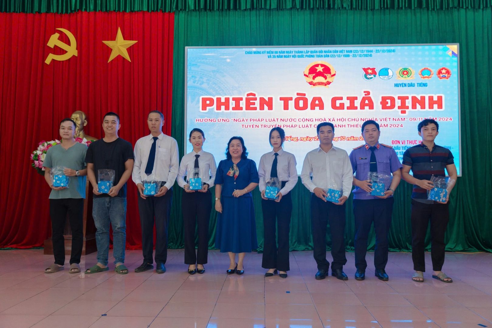 Có thể là hình ảnh về 9 người và văn bản