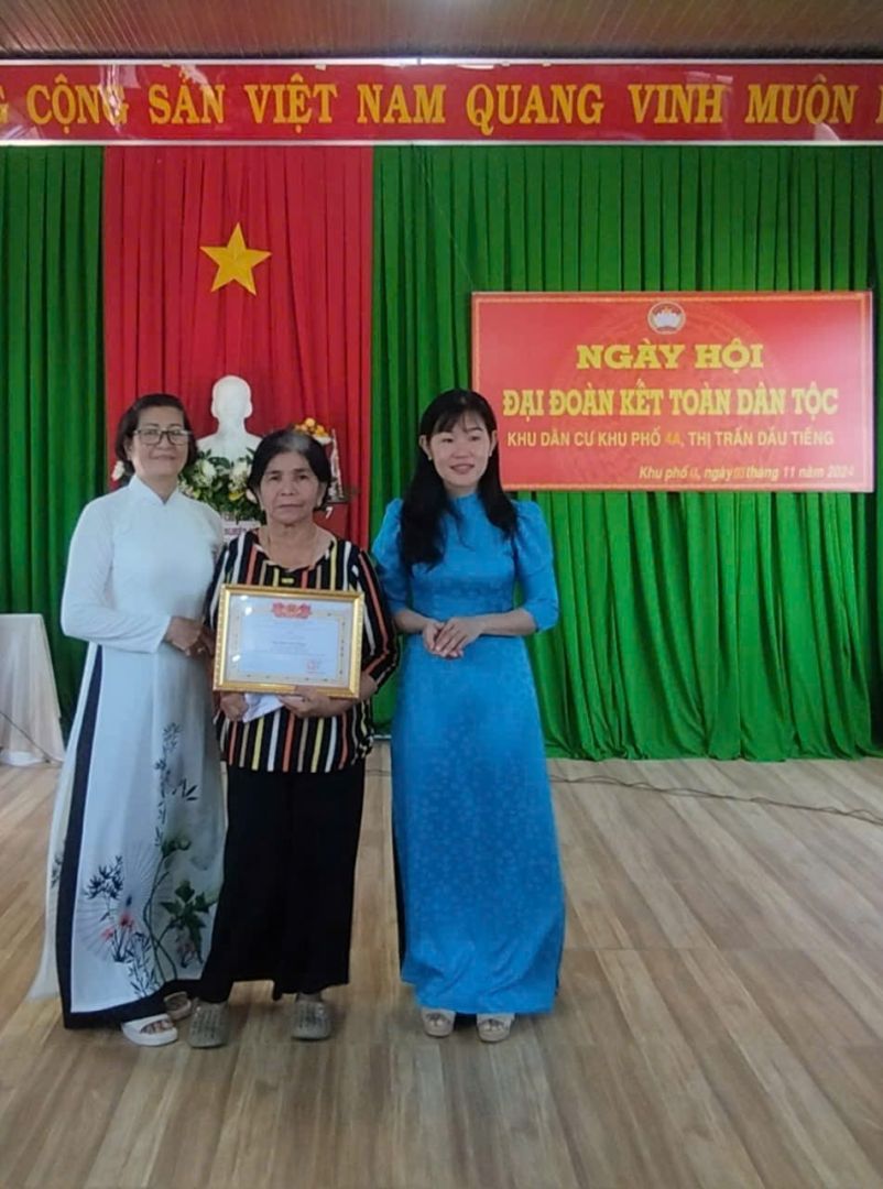 Có thể là hình ảnh về 3 người và văn bản