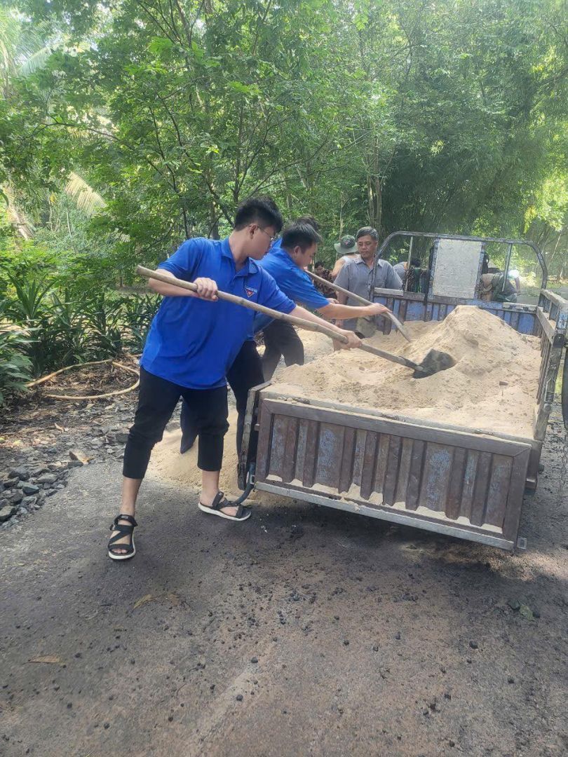 Có thể là hình ảnh về 3 người