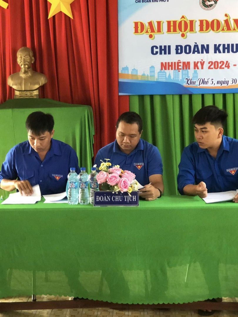 Có thể là hình ảnh về 4 người và văn bản