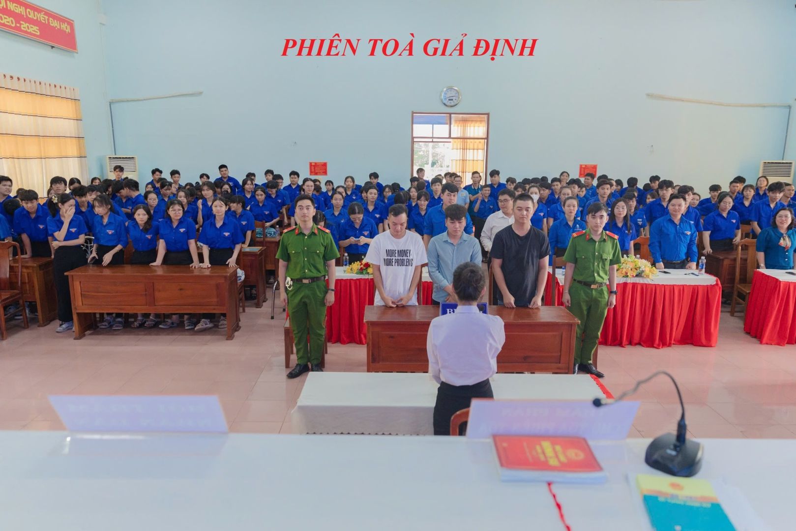 Có thể là hình ảnh về 2 người và văn bản