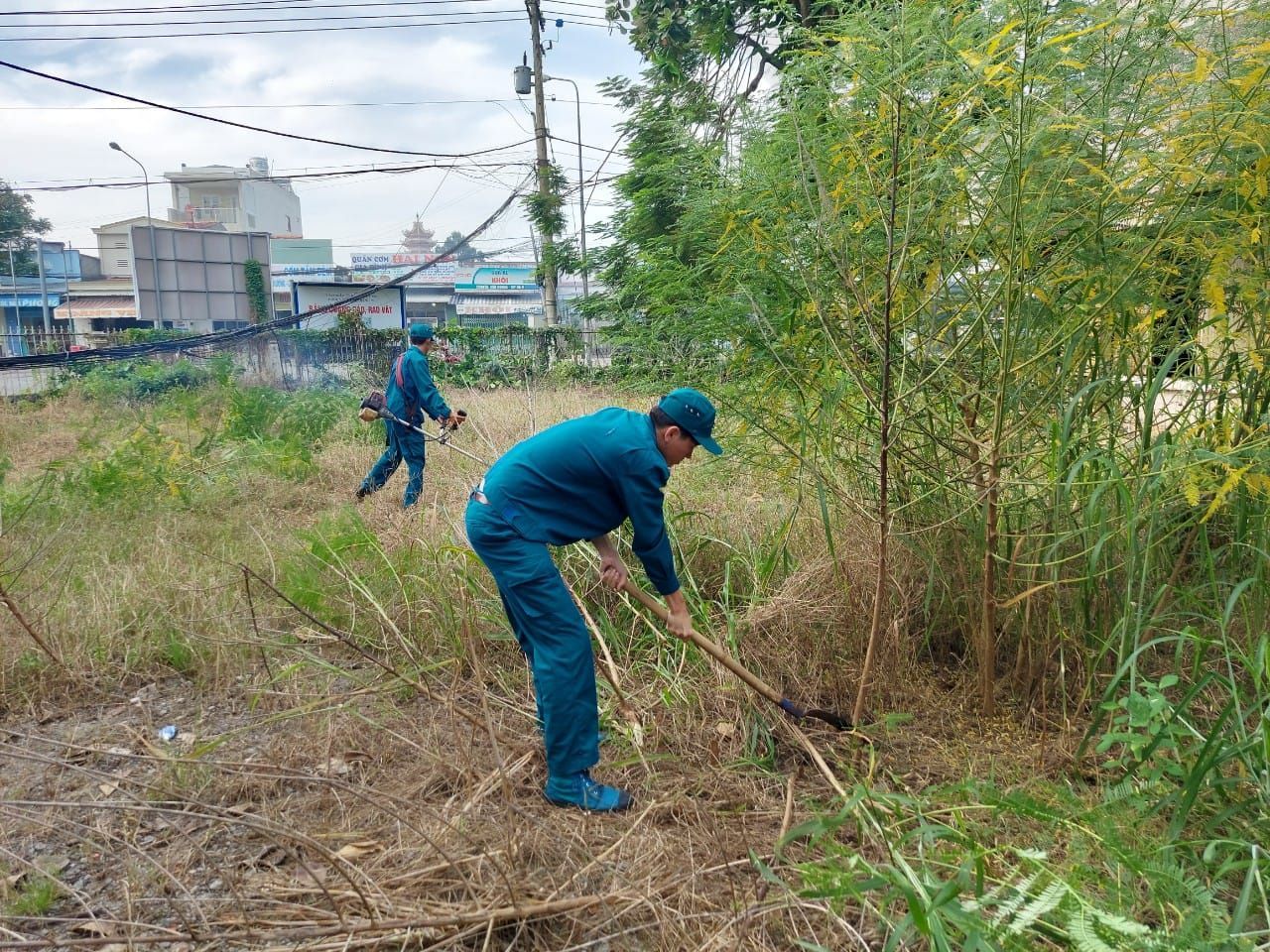 Có thể là hình ảnh về 2 người và cỏ