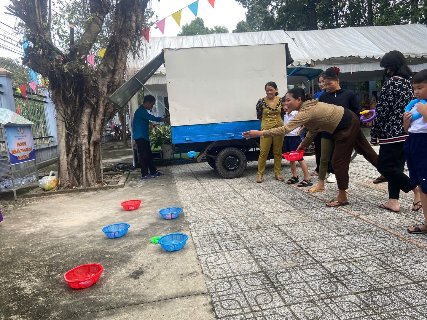 Có thể là hình ảnh về 6 người và văn bản