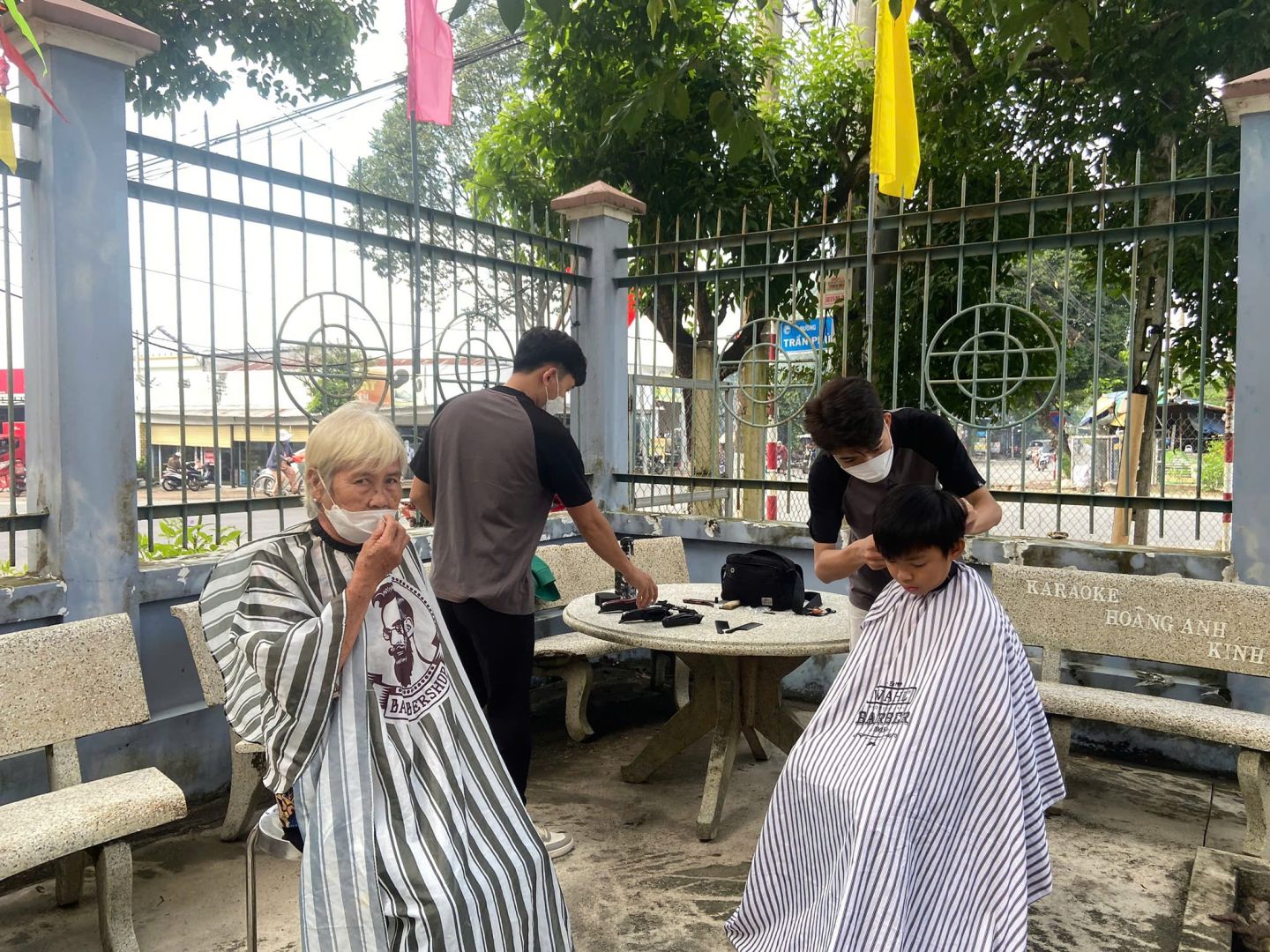 Có thể là hình ảnh về 4 người và bàn cờ