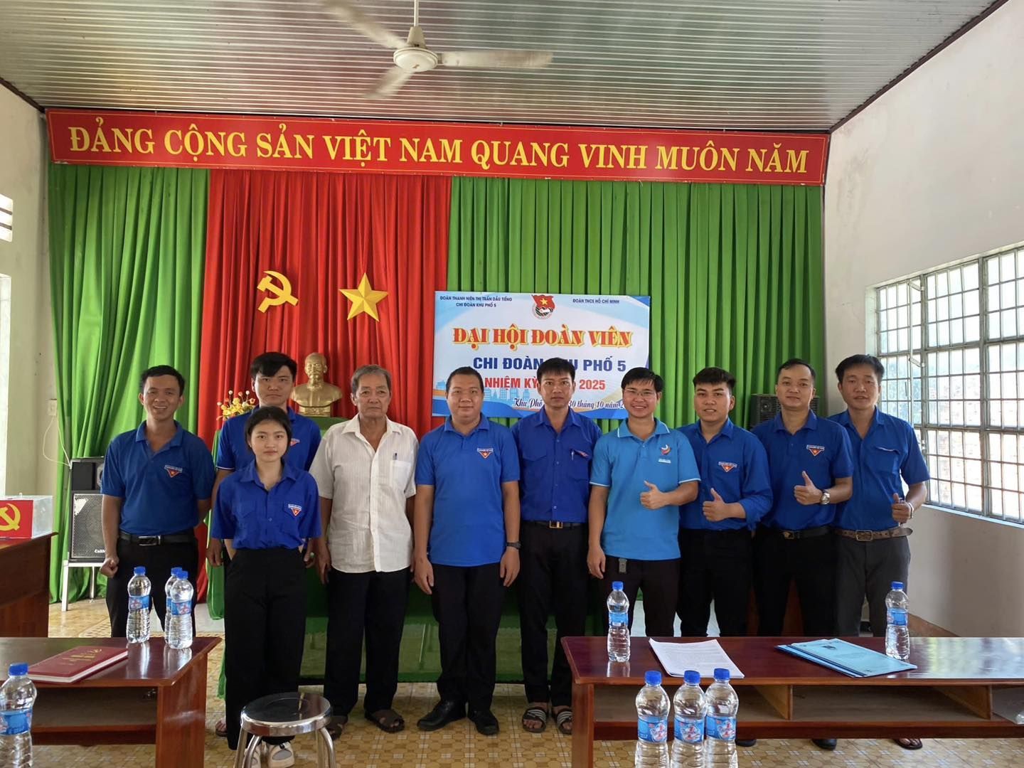Có thể là hình ảnh về 10 người và văn bản