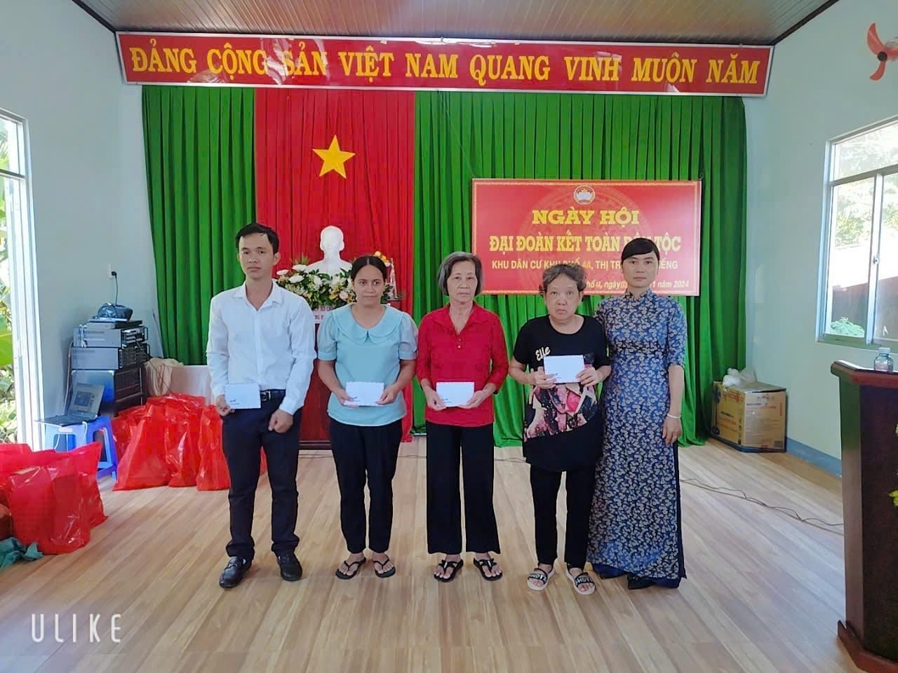 Có thể là hình ảnh về 5 người, cây và văn bản