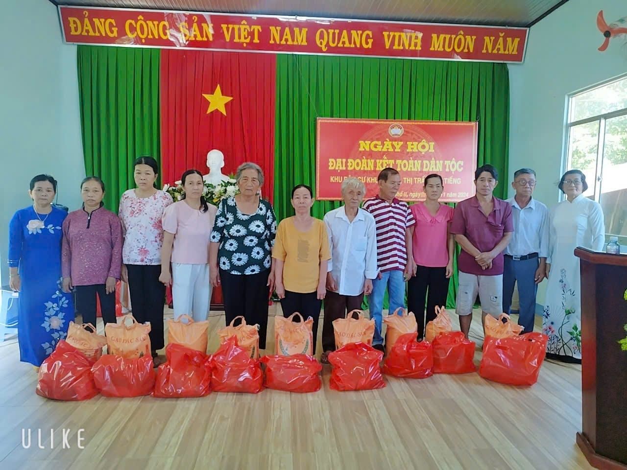Có thể là hình ảnh về 12 người và văn bản