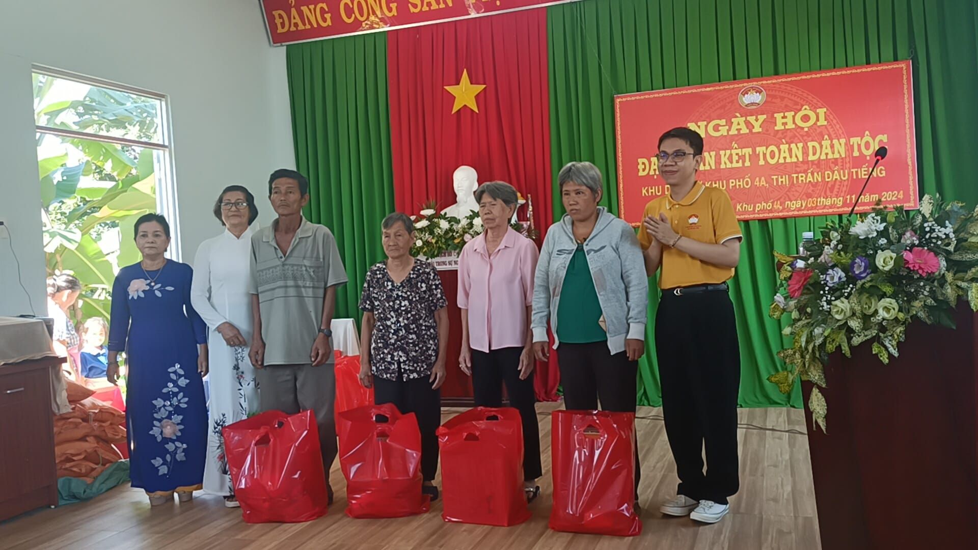 Có thể là hình ảnh về 8 người, cái bục và văn bản