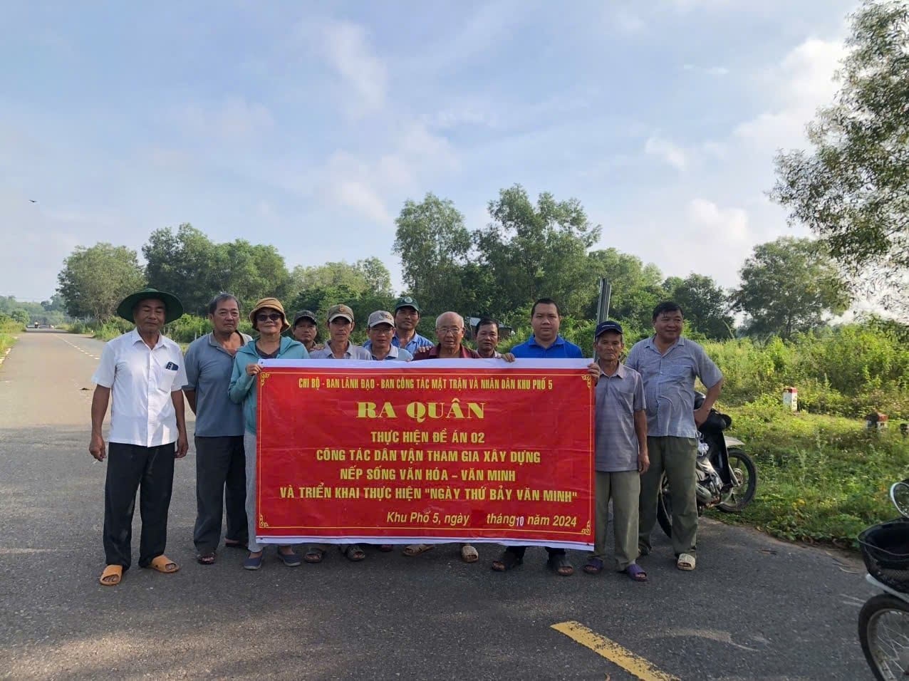 Có thể là hình ảnh về 13 người, xe môtô và văn bản