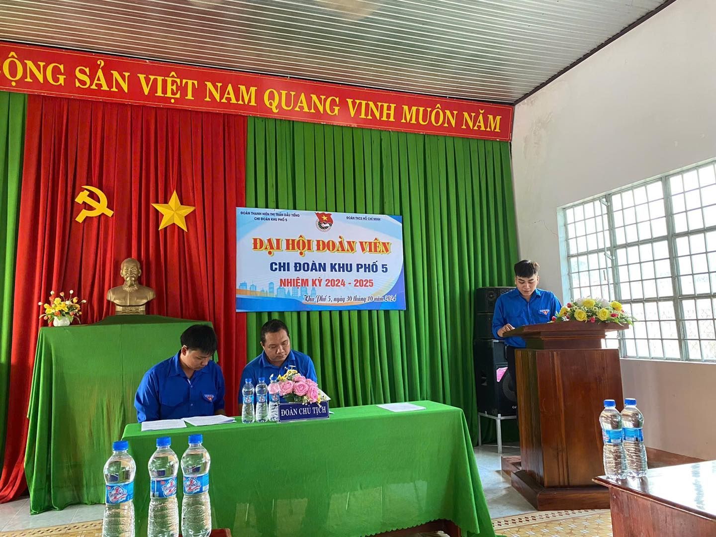 Có thể là hình ảnh về 3 người, đền thờ, cái bục và văn bản