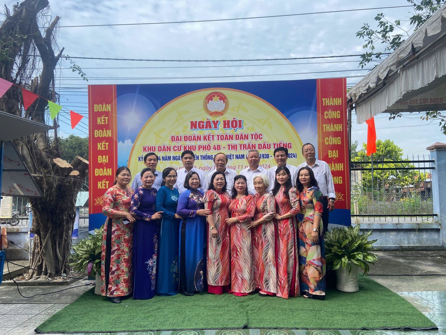Có thể là hình ảnh về 11 người và văn bản