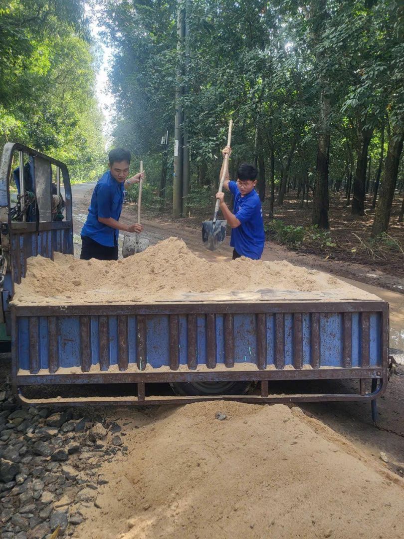 Có thể là hình ảnh về 2 người và cỏ
