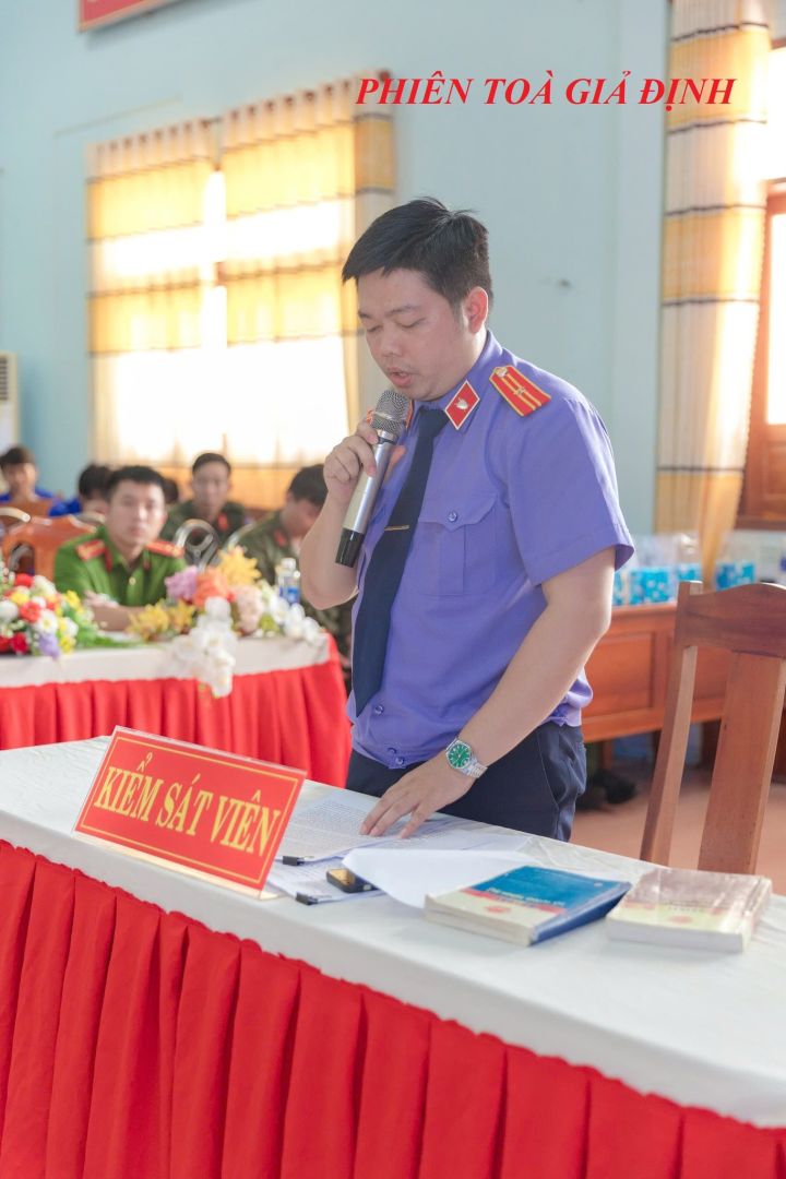 Có thể là hình ảnh về 6 người và văn bản