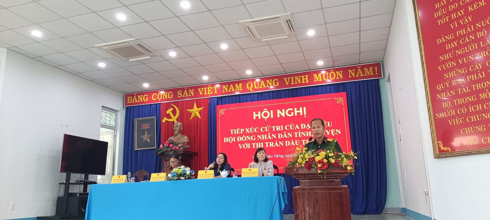 Có thể là hình ảnh về 4 người, cái bục, đền thờ và văn bản