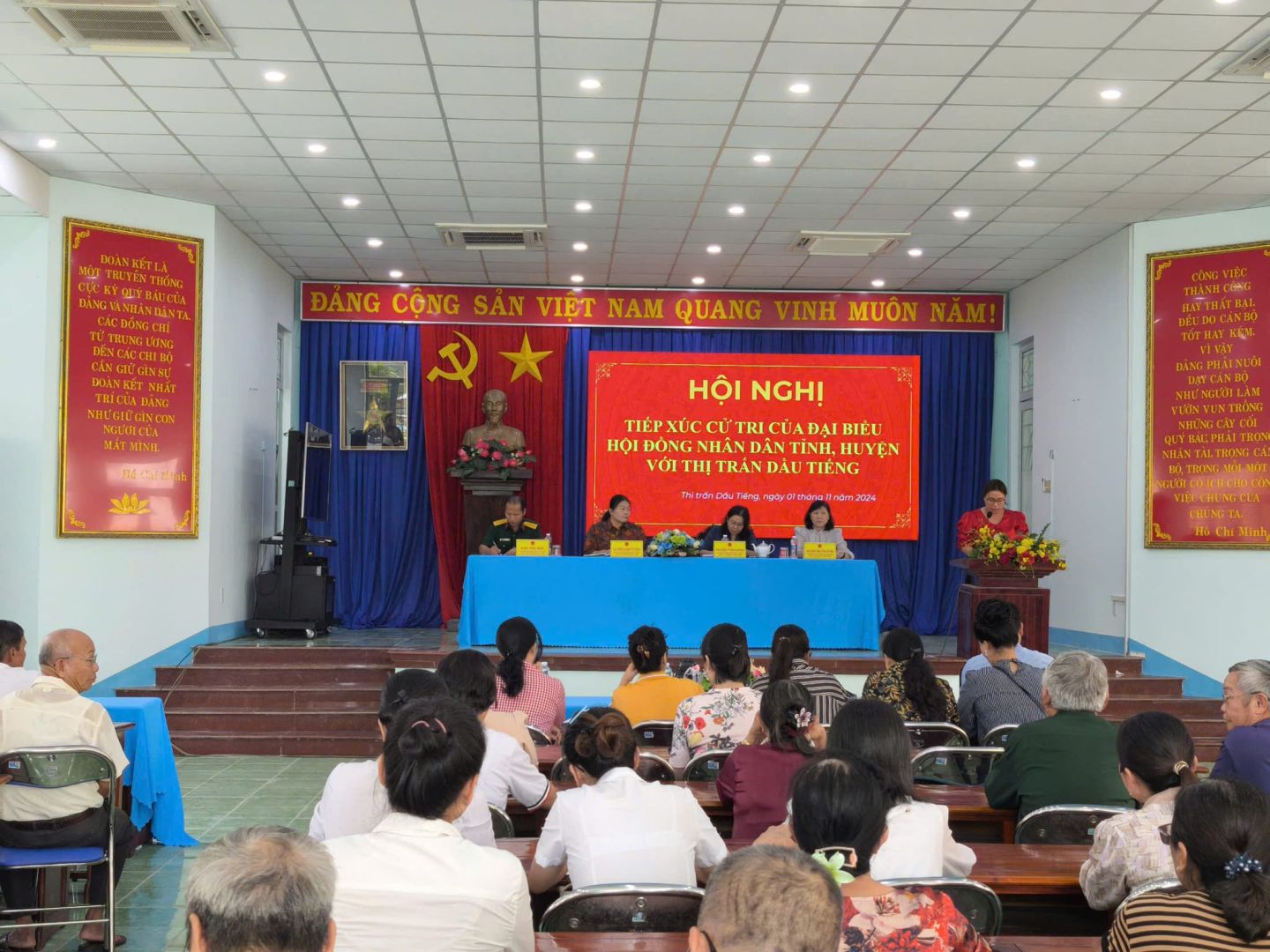 Có thể là hình ảnh về 10 người, đền thờ và văn bản