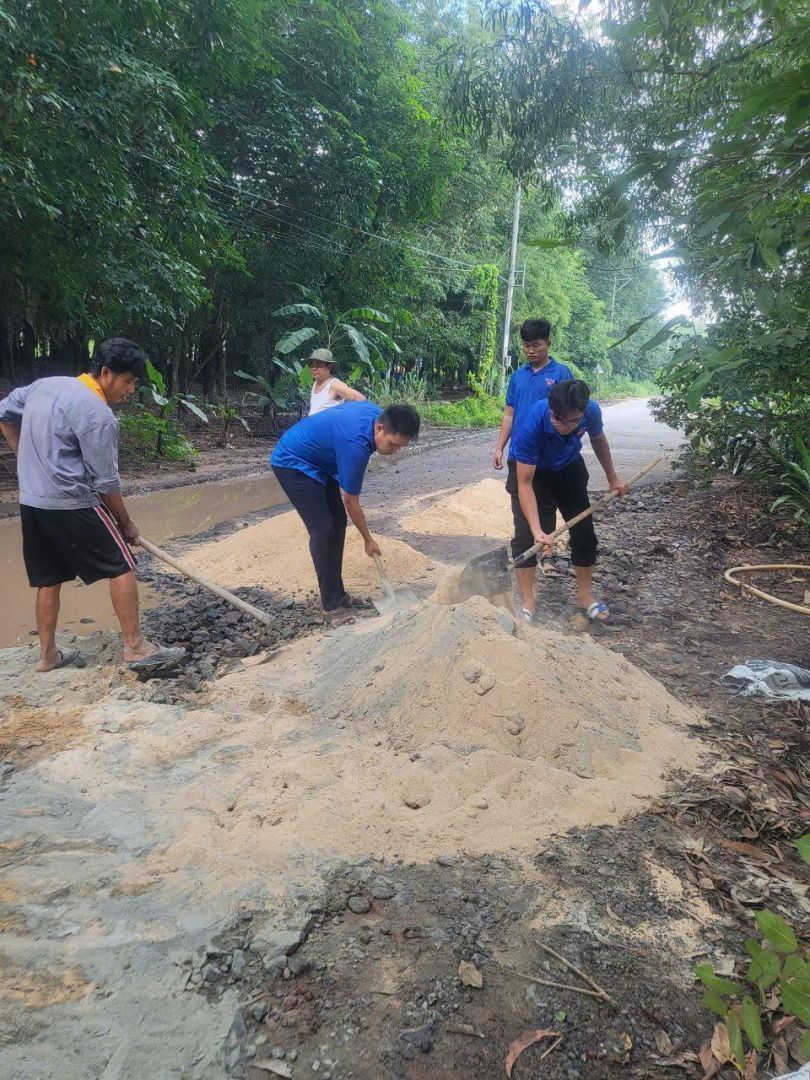 Có thể là hình ảnh về 3 người và mọi người đang leo núi