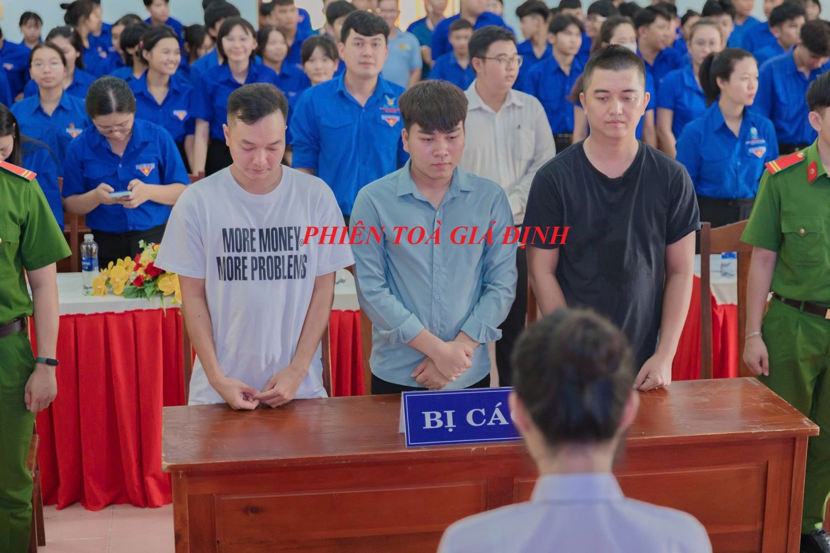 Có thể là hình ảnh về 4 người và văn bản