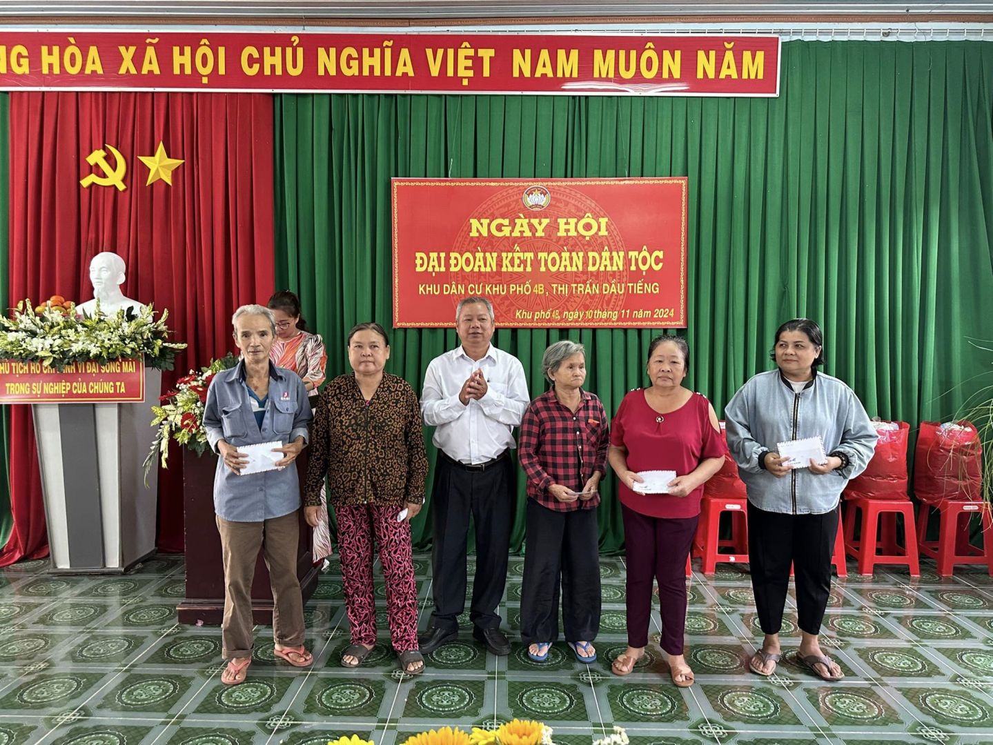 Có thể là hình ảnh về 7 người và văn bản