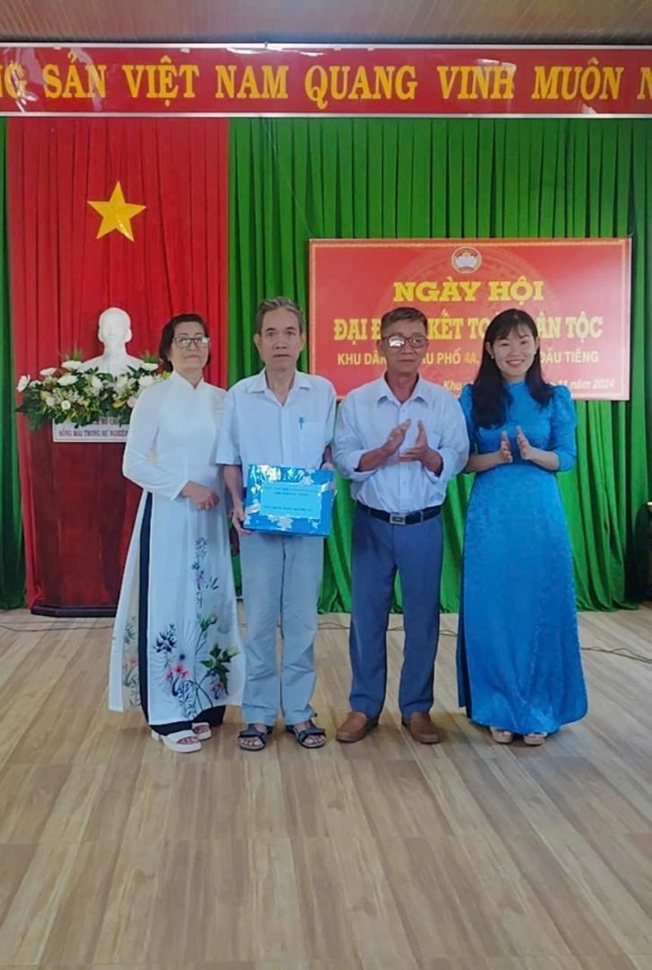Có thể là hình ảnh về 4 người và văn bản