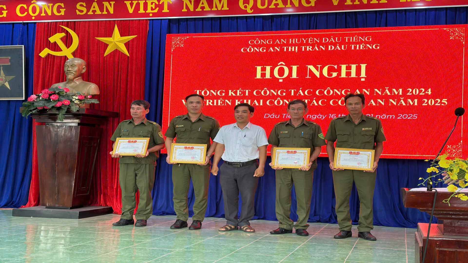 Công an thị trấn Dầu Tiếng: Tổ chức tổng kết công tác Công an năm 2024 và triển khai nhiệm vụ công tác Công an năm 2025.