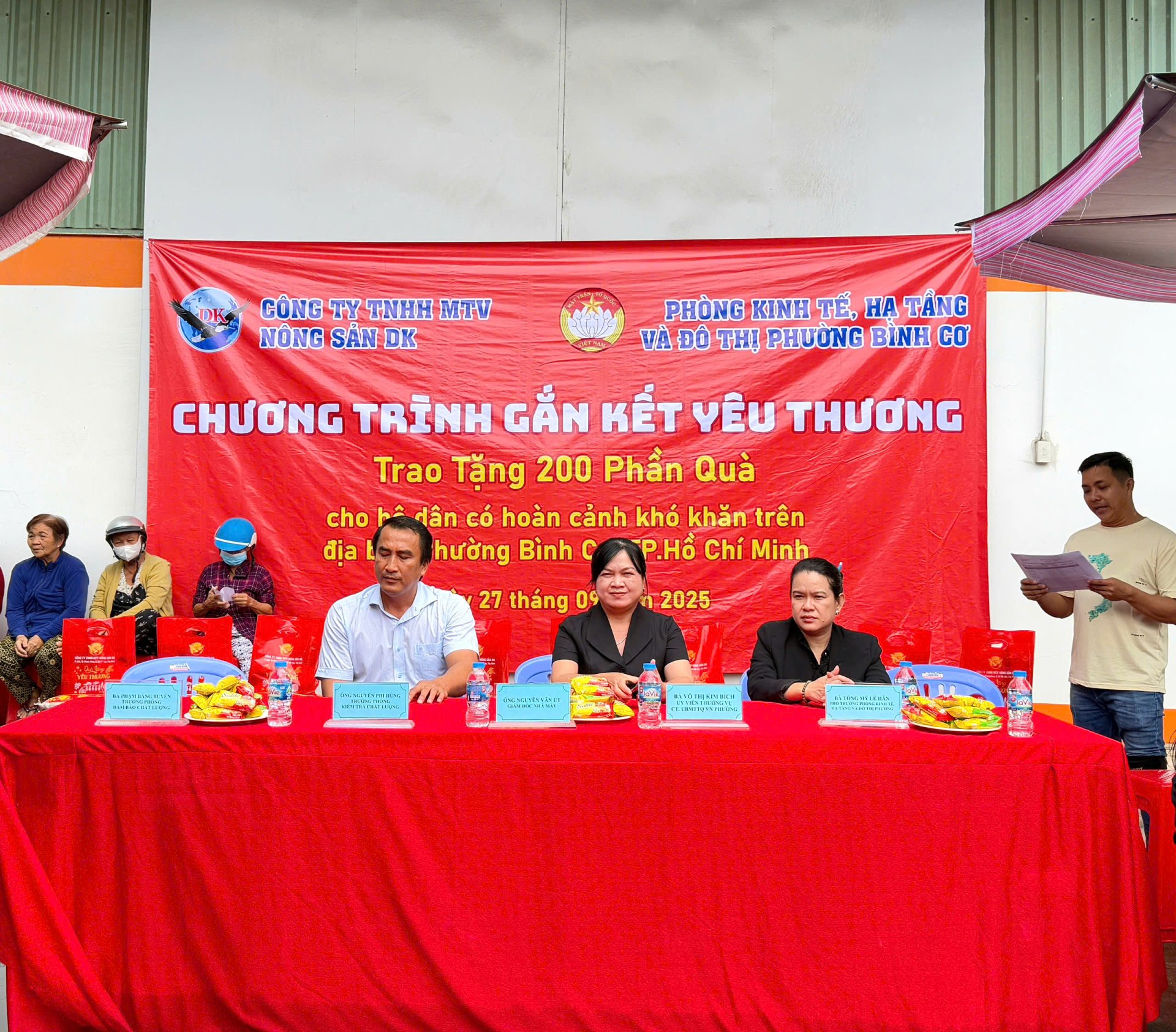 TỔ CHỨC CHƯƠNG TRÌNH "GẮN KẾT YÊU THƯƠNG" TRAO TẶNG QUÀ CHO HỘ NGHÈO, HỘ CÓ HOÀN CẢNH KHÓ KHĂN TRÊN ĐỊA BÀN PHƯỜNG BÌNH CƠ