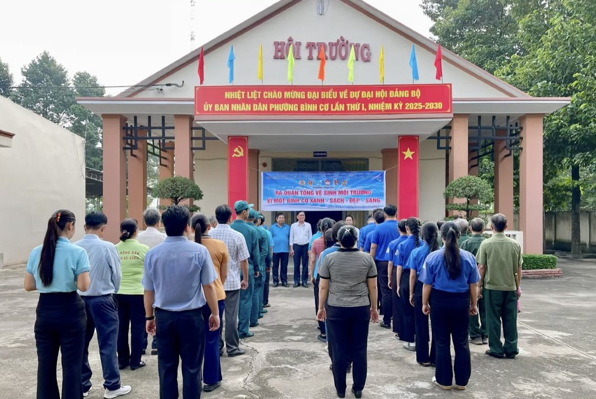 BAN CÔNG TÁC MẶT TRẬN TỔ CHỨC PHÁT ĐỘNG RA QUÂN TỔNG VỆ SINH MÔI TRƯỜNG