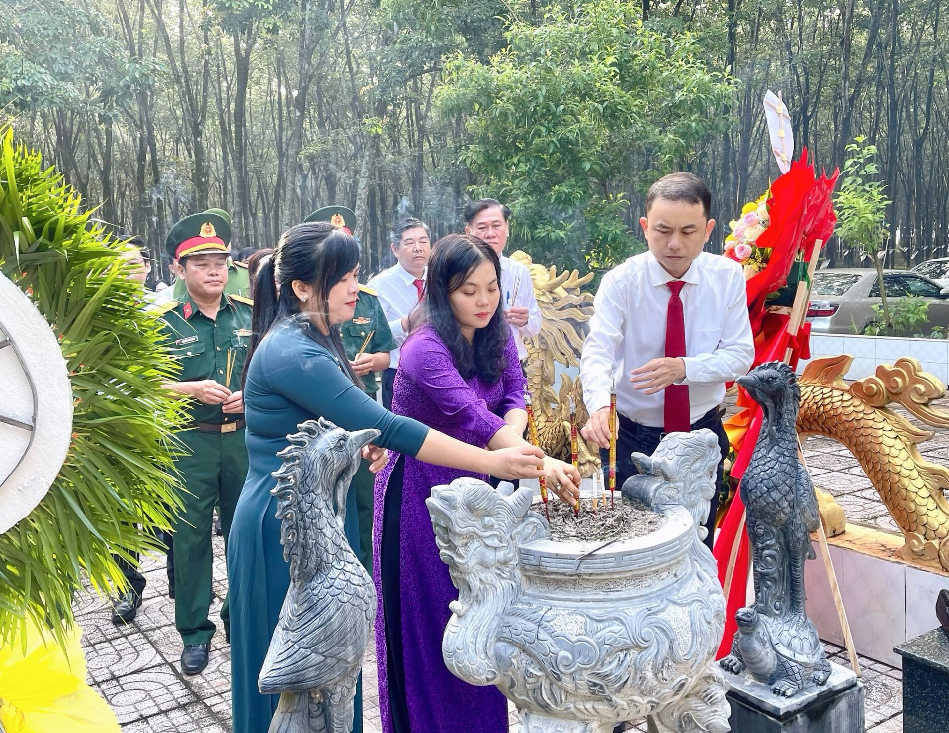 HỘI CỰU CHIẾN BINH PHƯỜNG BÌNH CƠ TỔ CHỨC DÂNG HƯƠNG TƯỞNG NIỆM TẠI CÁC BIA GHI DANH CÁC ANH HÙNG, LIỆT SĨ TRÊN ĐỊA BÀN PHƯỜNG