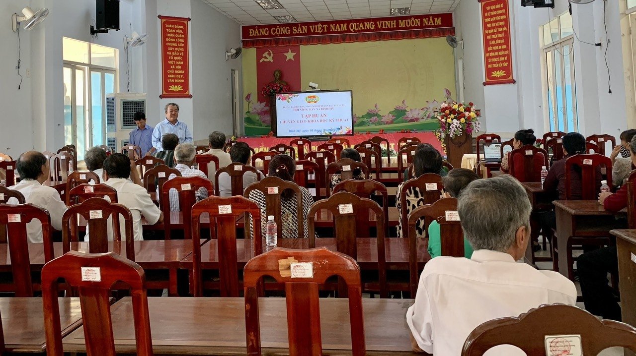 HỘI NÔNG DÂN XÃ BÌNH MỸ TỔ CHỨC TẬP HUẤN CHUYỂN GIAO KHOA HỌC VỀ KỸ THUẬT TRỒNG TRỌT