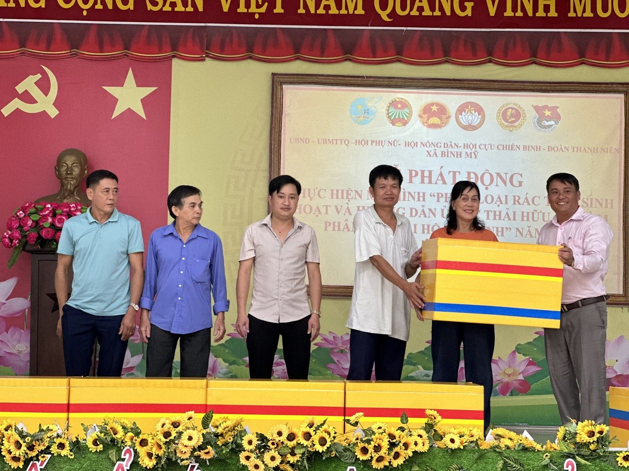 Lễ phát động thực hiện mô hình “Phân loại rác thải tại nguồn, ủ rác hữu cơ làm phân bón tại hộ gia đình”.