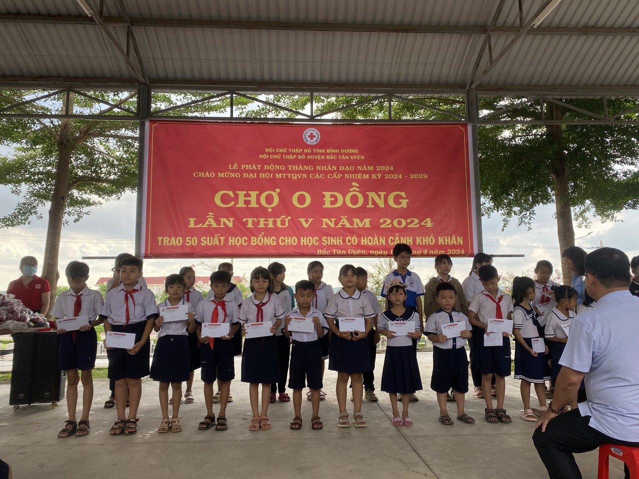 Chương trình nhận quà “Chợ 0 đồng” huyện Bắc Tân Uyên, lần V năm 2024