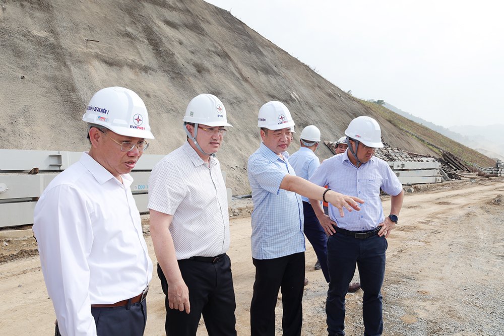 Thành viên HĐTV EVN Đặng Huy Cường kiểm tra thi công dự án Nhà máy Thủy điện Hòa Bình mở rộng