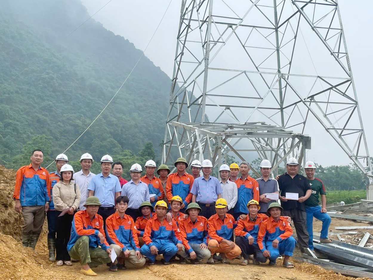 Đường dây 500kV Lào Cai - Vĩnh Yên: Hối hả thi công xuyên lễ 30/4 - 1/5