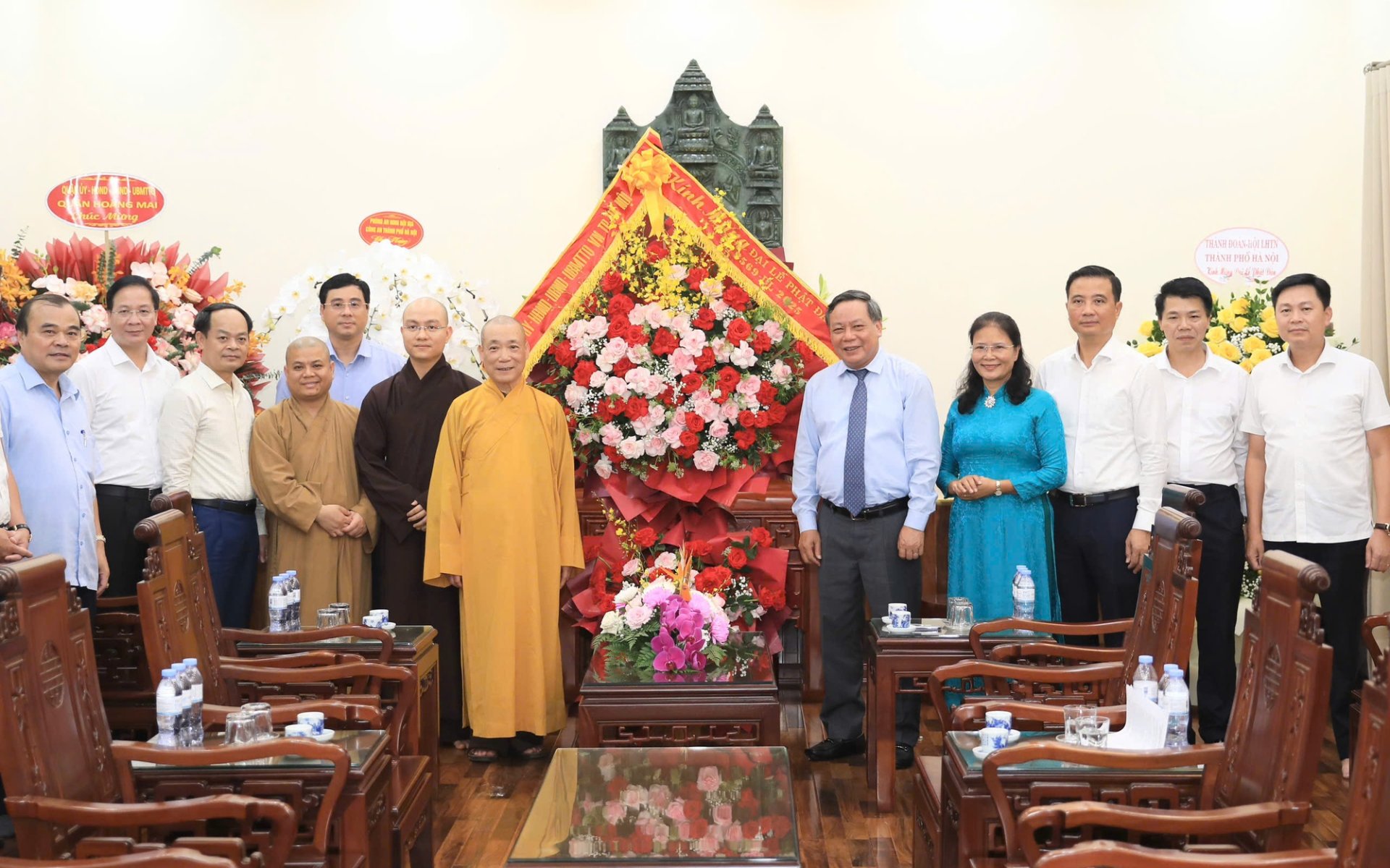 Phó Bí thư Thường trực Thành ủy Nguyễn Văn Phong chúc mừng Đại lễ Phật đản