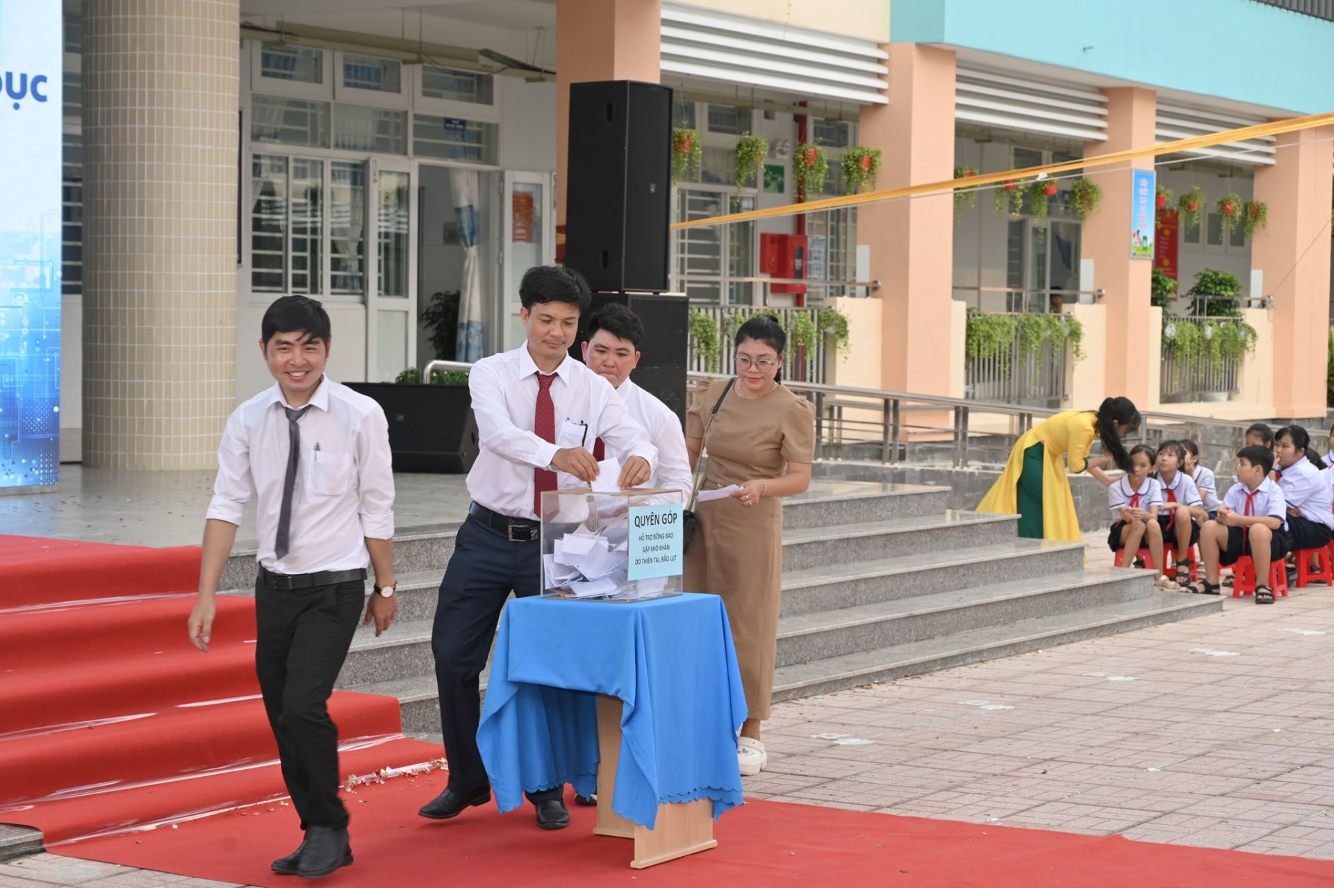 Có thể là hình ảnh về 8 người, cái bục và văn bản