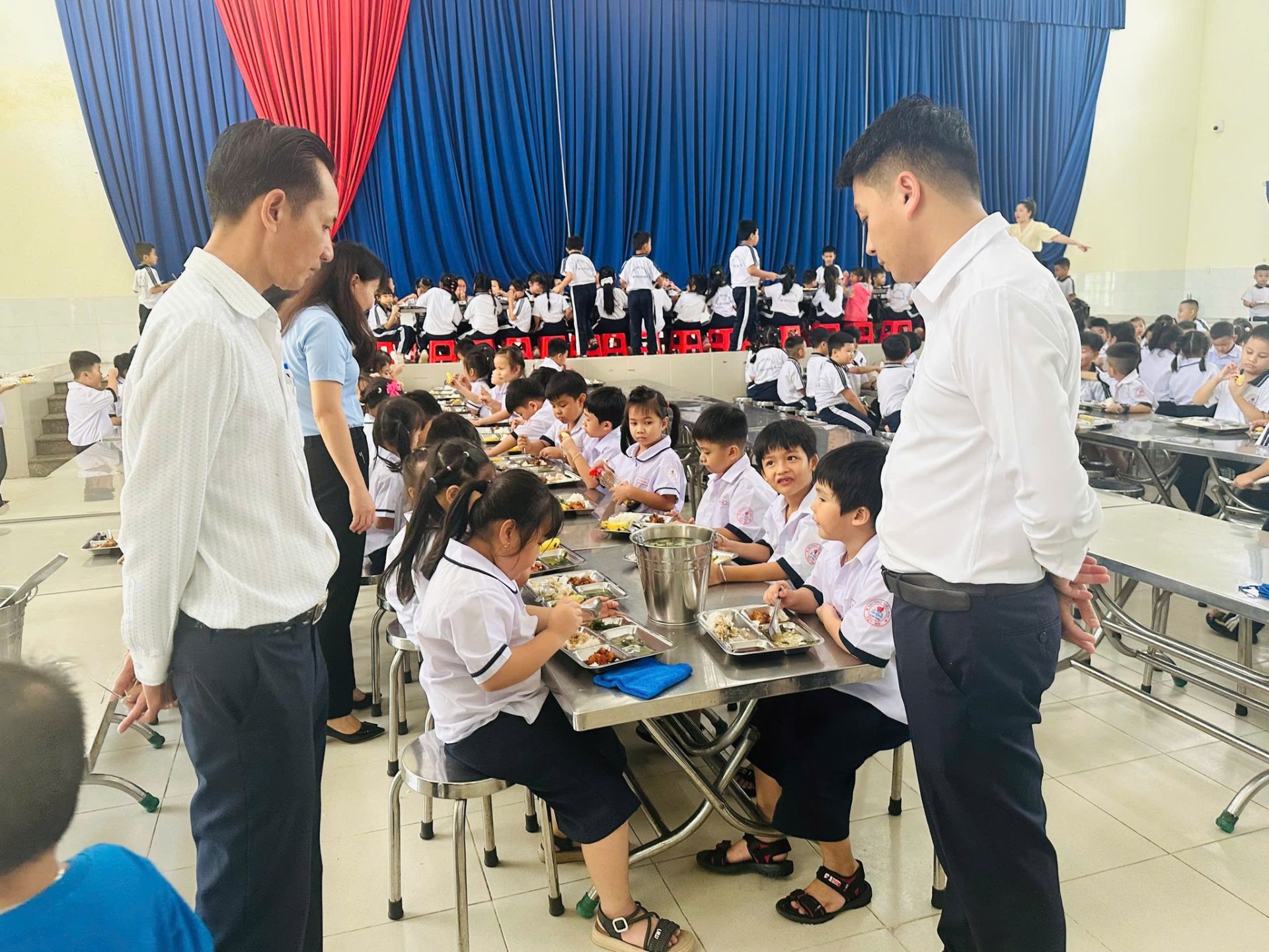 C&oacute; thể l&agrave; h&igrave;nh ảnh về 5 người, b&agrave;n l&agrave; v&agrave; văn bản