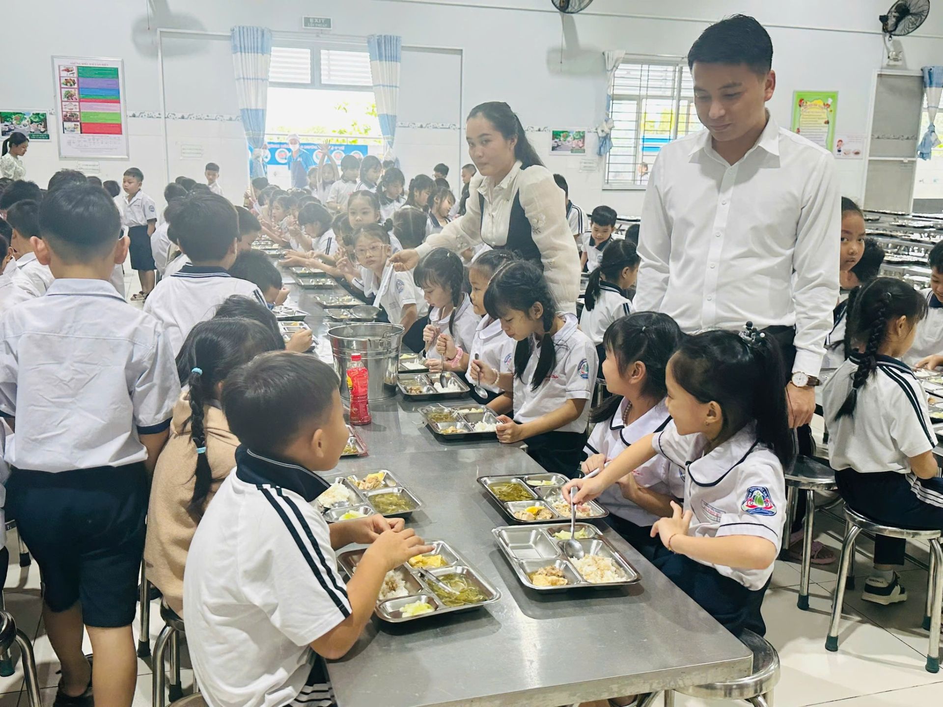 C&oacute; thể l&agrave; h&igrave;nh ảnh về 7 người v&agrave; văn bản