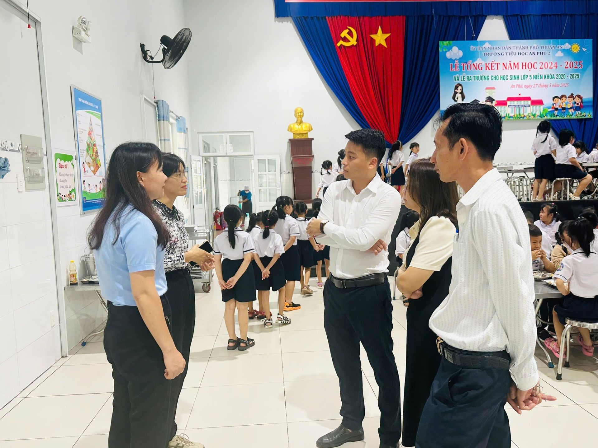 C&oacute; thể l&agrave; h&igrave;nh ảnh về 11 người v&agrave; văn bản