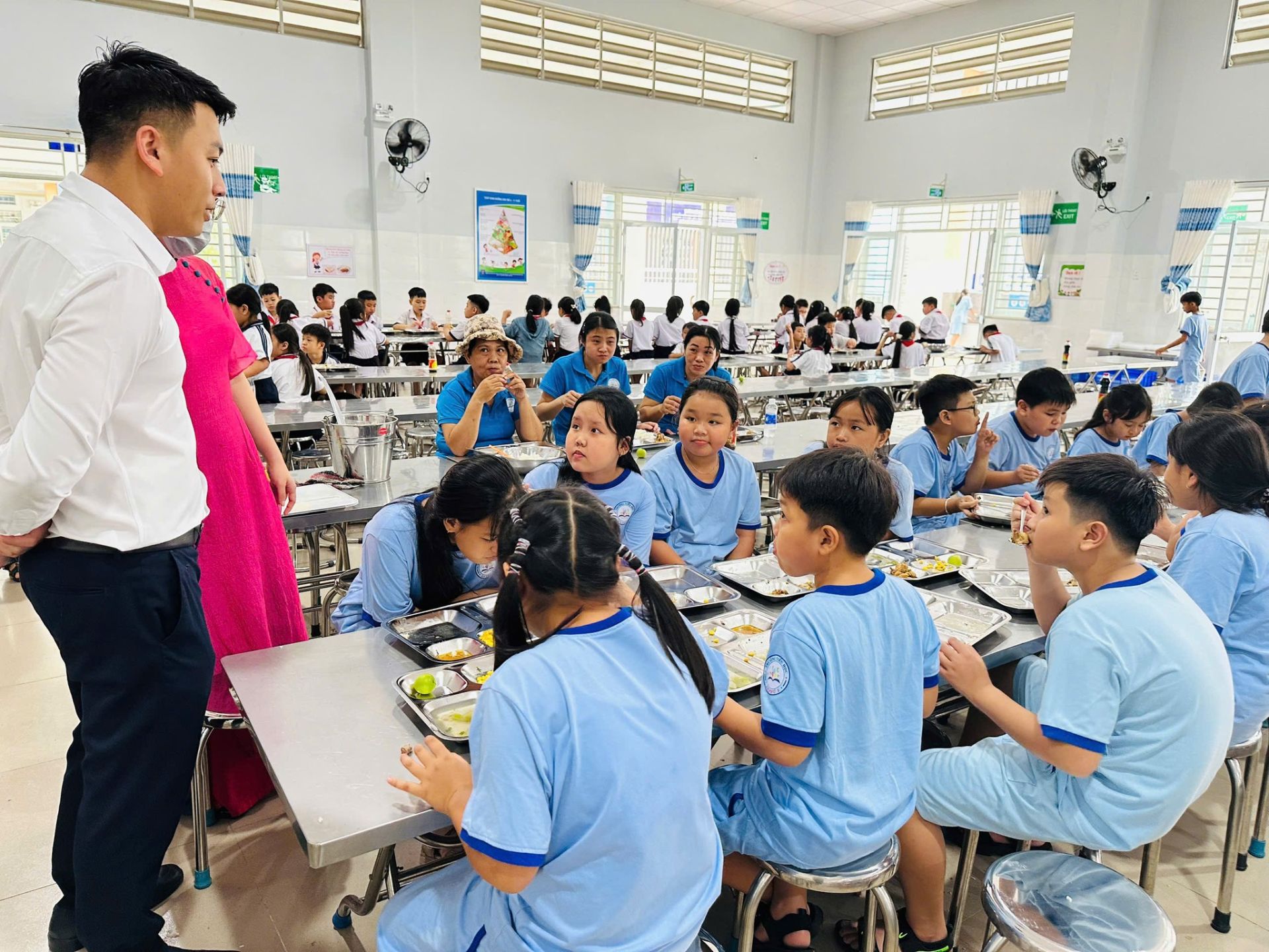 C&oacute; thể l&agrave; h&igrave;nh ảnh về 3 người, mọi người đang học, đồ chơi trẻ em v&agrave; văn bản