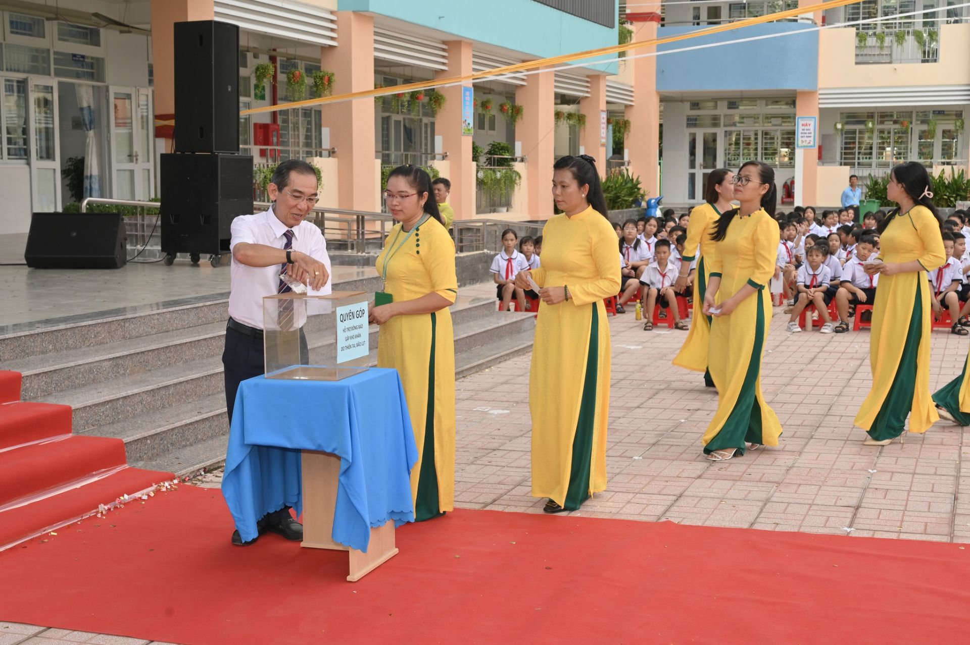 Có thể là hình ảnh về 10 người, cái bục và văn bản