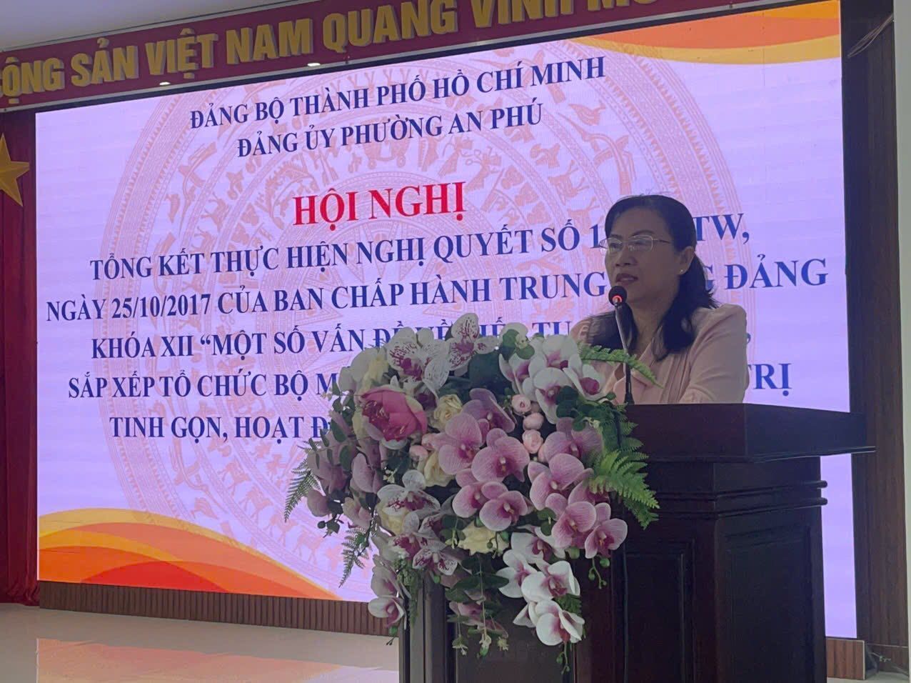 Có thể là hình ảnh về 2 người và văn bản cho biết 'ĐÀNG BỘ THÀNH PHÓ HỒ CHί MINH ĐẢNG ỦY PHƯỜNG ΑΝΡΗύ HỘI NGHỊ TÔNG KẾT THỰO HIỆN NGHỊ QUYẾT SÓ 1 NGÀY 25/10/2017 CỦA BAN CHẤP HÀNH TRUNG KHÓA XII "MỘT SỐ VẤNP TT SẮP XÉPTÓ TỔ CHỨC BỘ M TINH GỌN, HOATP TW, ĐẢNG TLE RỊ'