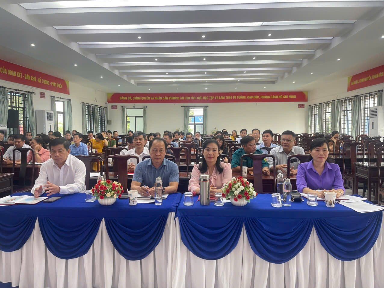 Có thể là hình ảnh về 2 người, bàn và văn bản