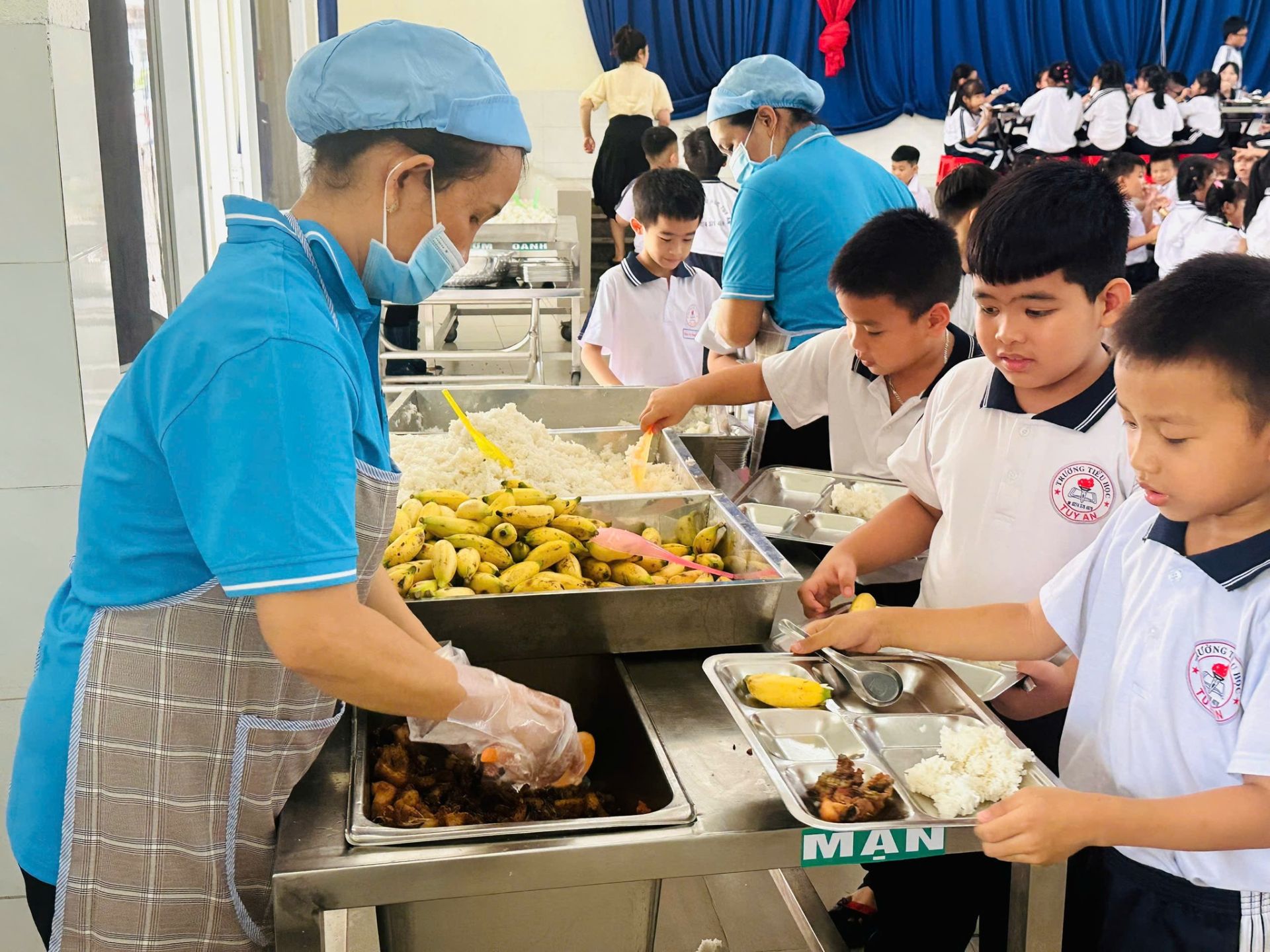 C&oacute; thể l&agrave; h&igrave;nh ảnh về 5 người v&agrave; văn bản