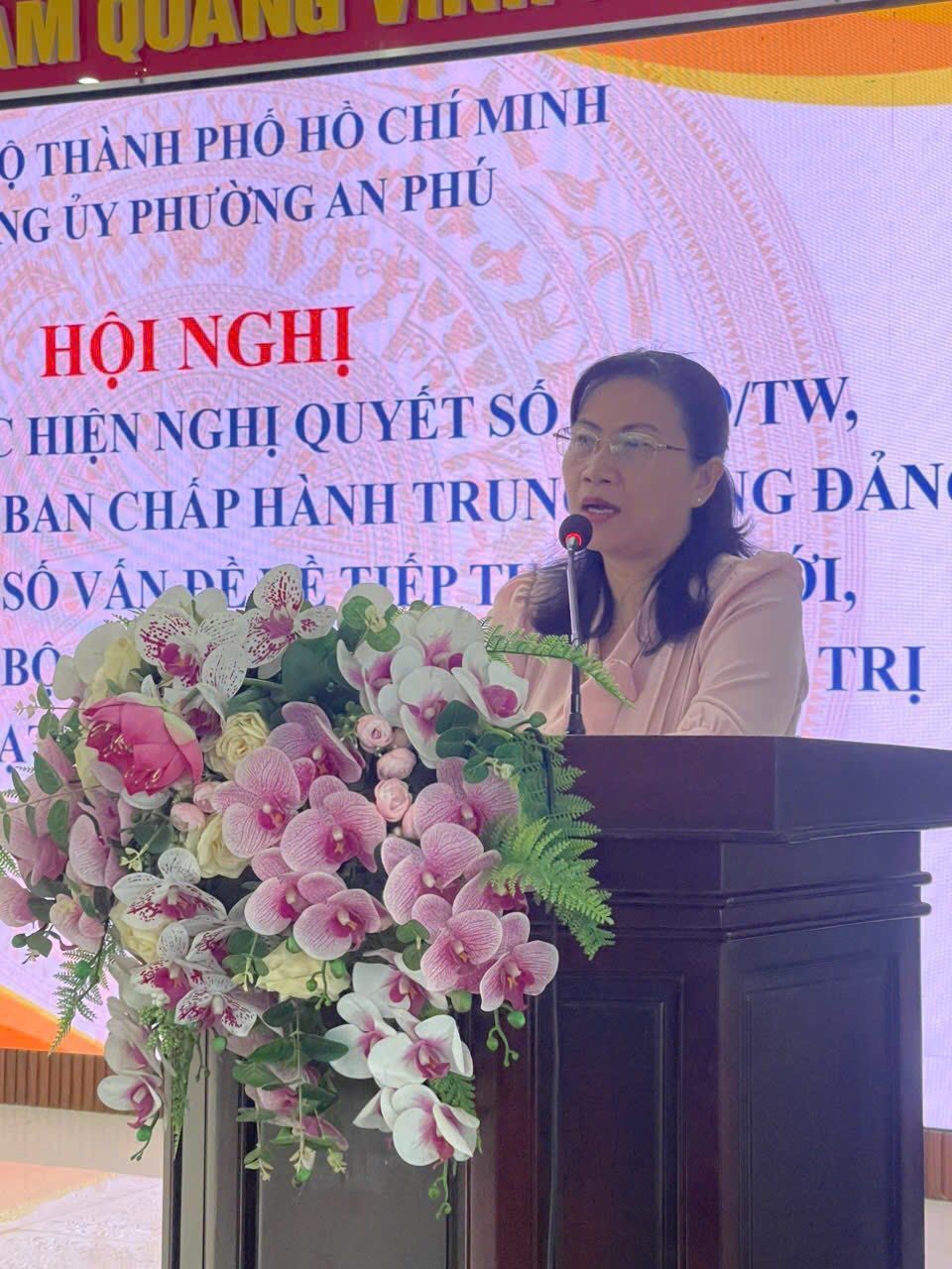 Có thể là hình ảnh về 2 người và văn bản cho biết 'M QUANO Ộ THÀNH PHÓ HỒ CHί MINH NG ỦY PHƯỜNG AN PHÚ HỘI NGHỊ HIỆN NGHỊ QUYẾT SỐ BAN CHẤP HÀNH TRUN SÓ VẤN DỀ O ÓVÁNDENETEPT TP T BÔ /TW, IG ĐẢN "I, TRỊ'