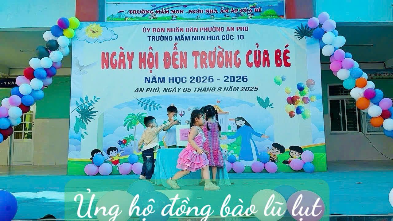 Có thể là hình ảnh về 2 người và văn bản cho biết 'TRƯỜNGMAM NON -NGÔI NHÀ ẨMÁPCỦABÉ TRÁ ỦY BAN NHÂN DÃN PHƯỜNG AN PHÚ TRƯỜNG MẦM NON HOA CÚC 10 NGÀY HỘI ĐẾN TRƯỜNG CỦA BÉ NĂM HOC 2025 2026 AN PHÚ, NGÀ 05 THÁNG g NÃM 2025 Ung hô đồng bào lù lut'