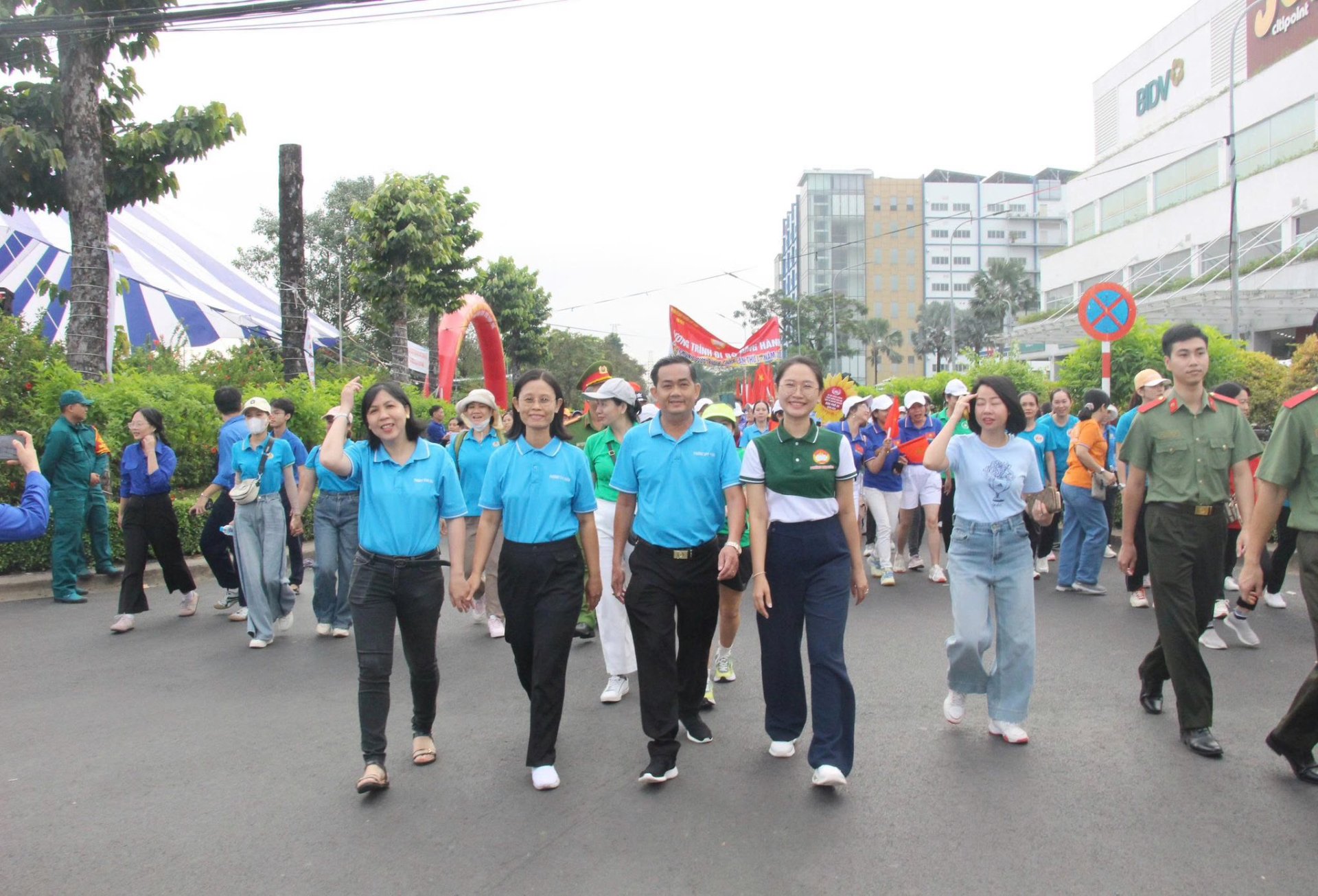 Lãnh đạo phường Linh Xuân tham gia chương trình đi bộ đồng hành "Linh Xuân chung bước nghĩa tình" năm 2025