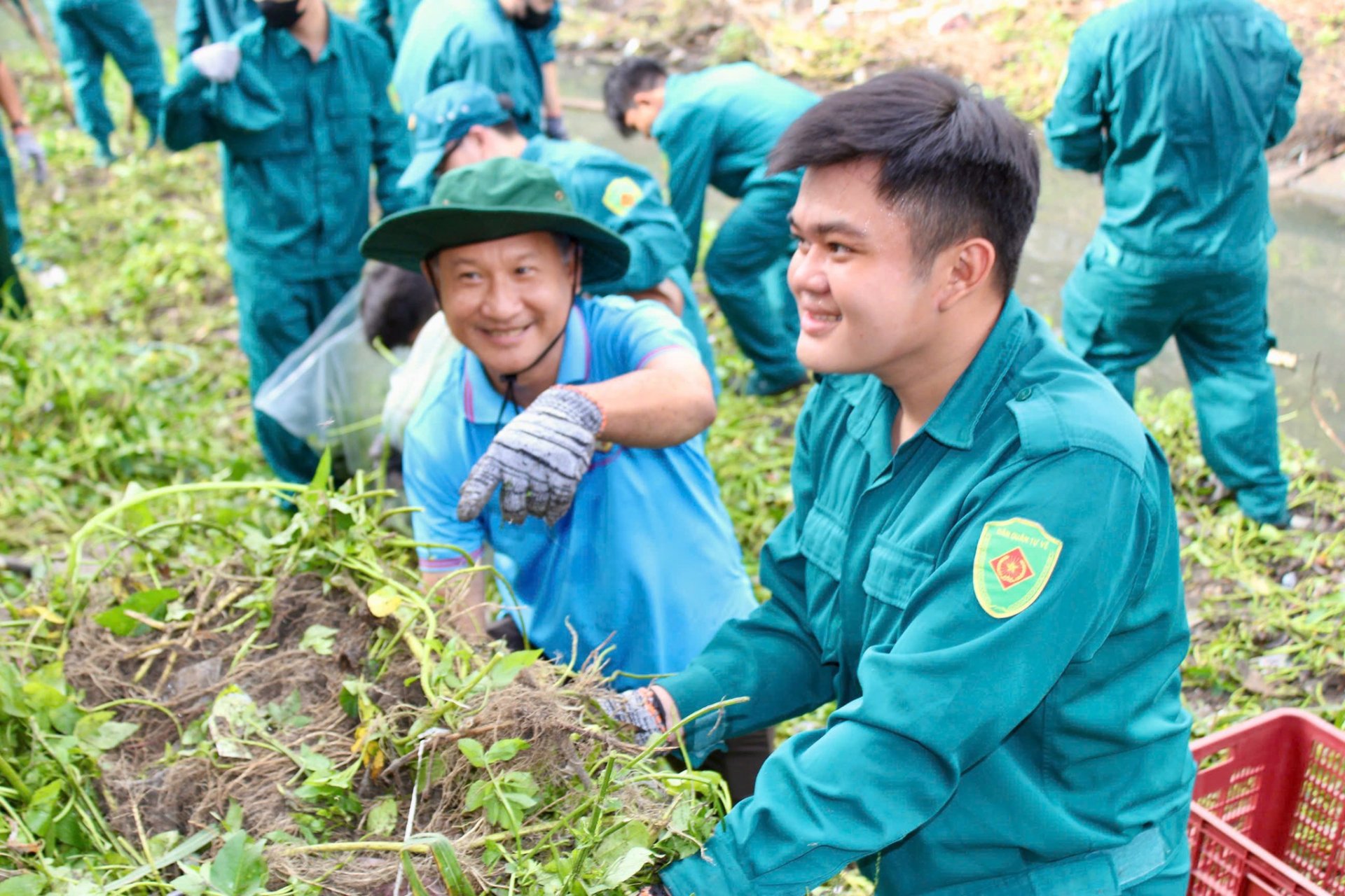 Ông Nguyễn Đoàn Thế Hùng - Phó Chủ tịch Ủy ban nhân dân phường Linh Xuân tham gia dọn dẹp vệ sinh, khơi thông dòng chảy Rạch Cầu Ngang