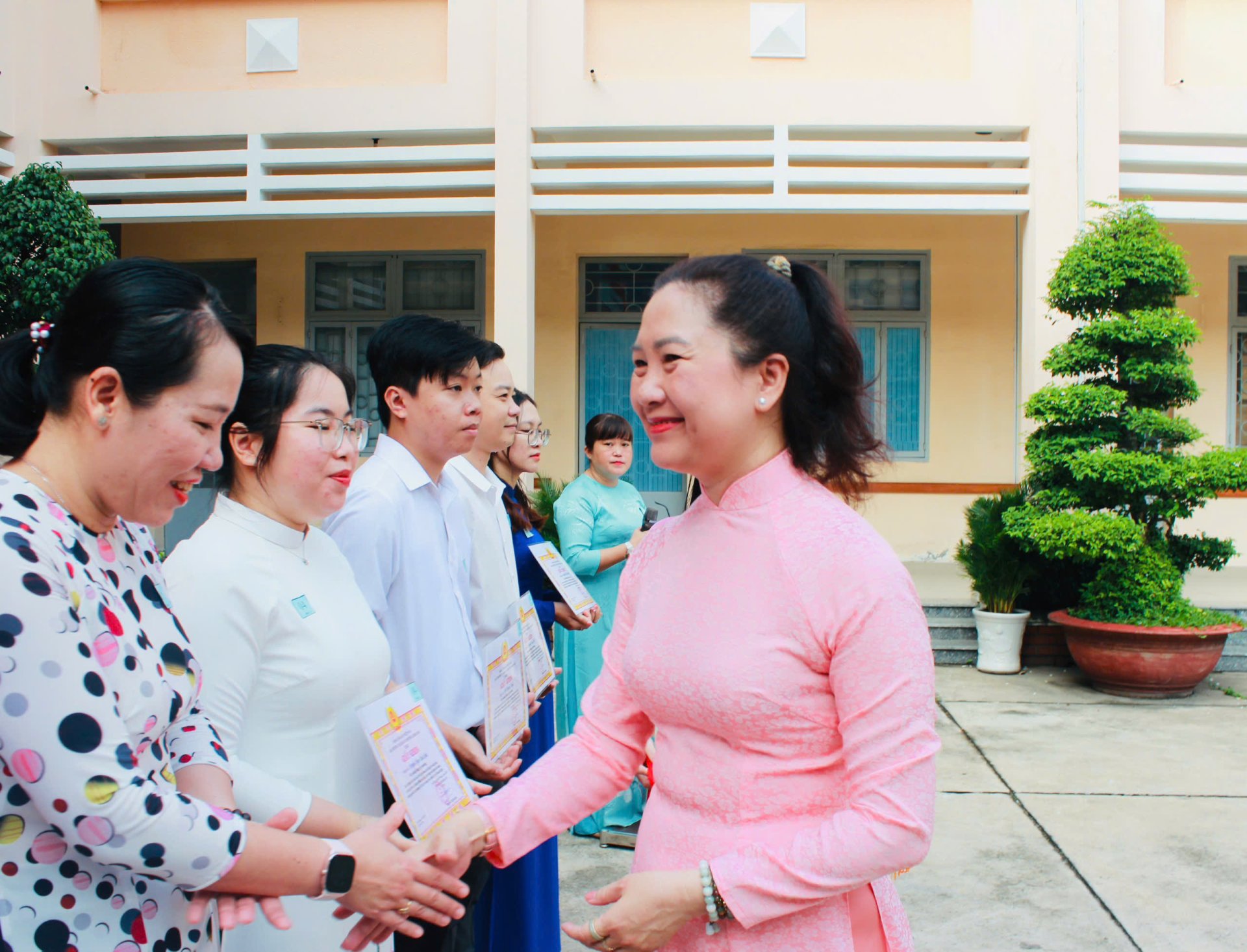 Bà Nguyễn Thị Kim Cúc - Chủ tịch Ủy ban nhân dân phường Linh Xuân khen thưởng, động viên các tập thể, cá nhân tích cực tham gia thực hiện nhiệm vụ sắp xếp, tổ chức bộ máy Chính quyền địa phương 2 cấp