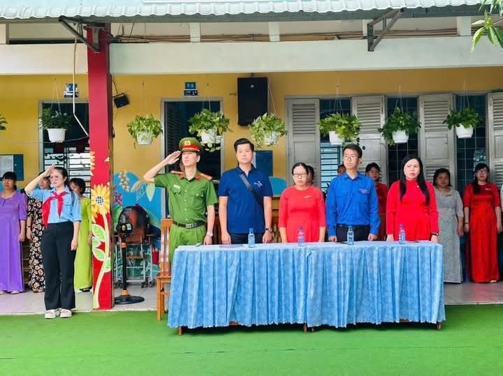 Có thể là hình ảnh về 11 người và cái bục